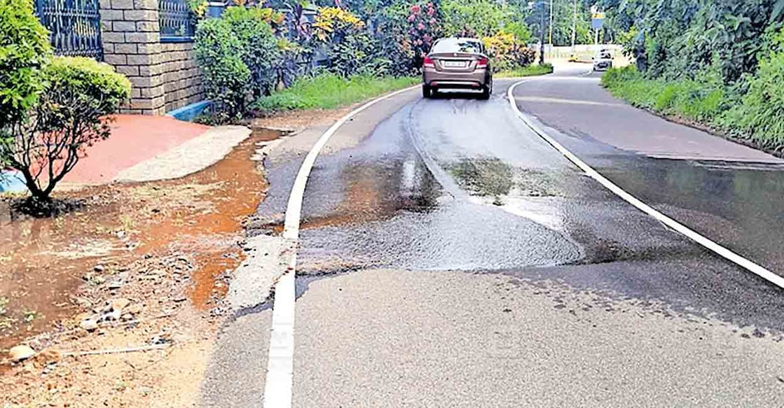 pathanamthitta-pipe-burst-water-leakage മല്ലപ്പള്ളി–പുല്ലാട് റോഡിൽ വെണ്ണിക്കുളം പള്ളിപ്പടിക്കു സമീപം ജല അതോറിറ്റിയുടെ പൈപ്പ് പൊട്ടി വെള്ളം ഒഴുകുന്നു.