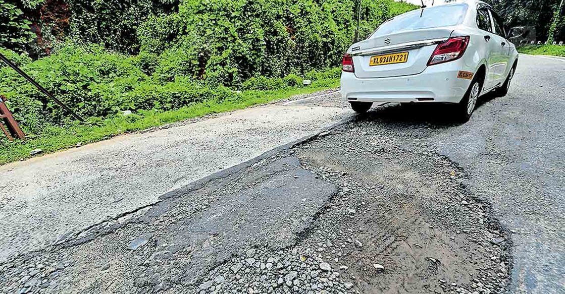 pathanamthitta-potholes-nilakkal-gopuram-parking-ground-road നിലയ്ക്കൽ ഗോപുരം– പാർക്കിങ് ഗ്രൗണ്ട് റോഡ് കുണ്ടും കുഴിയും നിറഞ്ഞു തകർന്ന നിലയിൽ. ശബരിമല ദർശനത്തിനെത്തുന്ന രാഷ്ട്രപതി ദ്രൗപദി മുർമു നിലയ്ക്കൽ ഹെലിപ്പാഡിൽ നിന്നു പമ്പയിലേക്ക് റോഡ് മാർഗം പോകുന്നത് ഇതുവഴിയാണ്. കുഴിയടയ്ക്കൽ ജോലികൾ ദേവസ്വം ബോർഡ് തുടങ്ങിയിട്ടില്ല. ചിത്രം∙ മനോരമ
