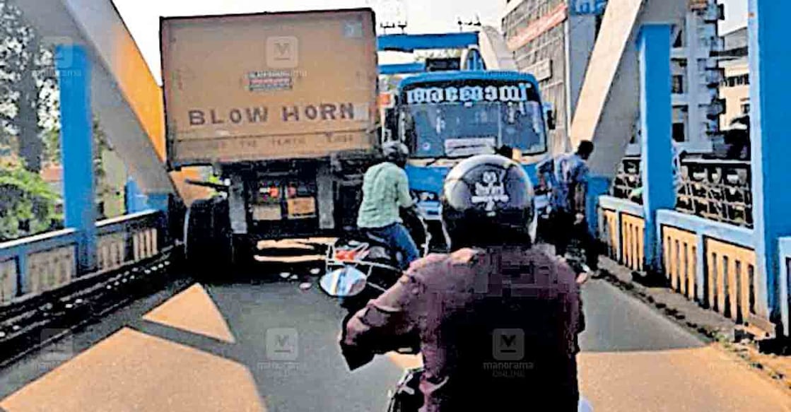 pathanamthitta-traffic-jam കോഴഞ്ചേരി പാലത്തിൽ രണ്ടുവലിയ വാഹനങ്ങൾ ഒരേസമയം പ്രവേശിച്ചതിനെ തുടർന്നു വാഹനങ്ങൾ കടന്നു പോകാൻ കഴിയാത്ത സ്ഥിതി ഉണ്ടായപ്പോൾ.