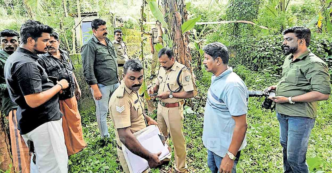 pathanamthitta-chail-death-case-inspetion
നവജാതശിശുവിന്റെ മൃതദേഹം കണ്ടെത്തിയ മെഴുവേലി പത്തിശേരിമുക്കിൽ പൊലീസ് പരിശോധന നടത്തുന്നു. ചിത്രം: മനോരമ