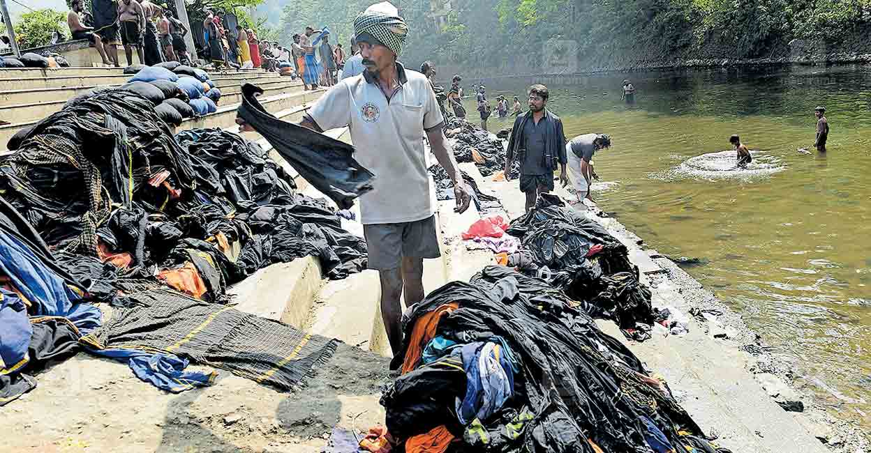 മാലിന്യങ്ങളിൽനിന്നു ദുർഗന്ധം വമിക്കുന്നു; തീർഥാടകർ ഉപേക്ഷിച്ച വസ്ത്രങ്ങ ...