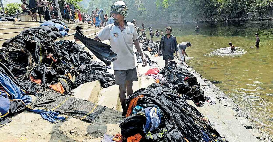 മാലിന്യങ്ങളിൽനിന്നു ദുർഗന്ധം വമിക്കുന്നു; തീർഥാടകർ ഉപേക്ഷിച്ച വസ്ത്രങ്ങ ...