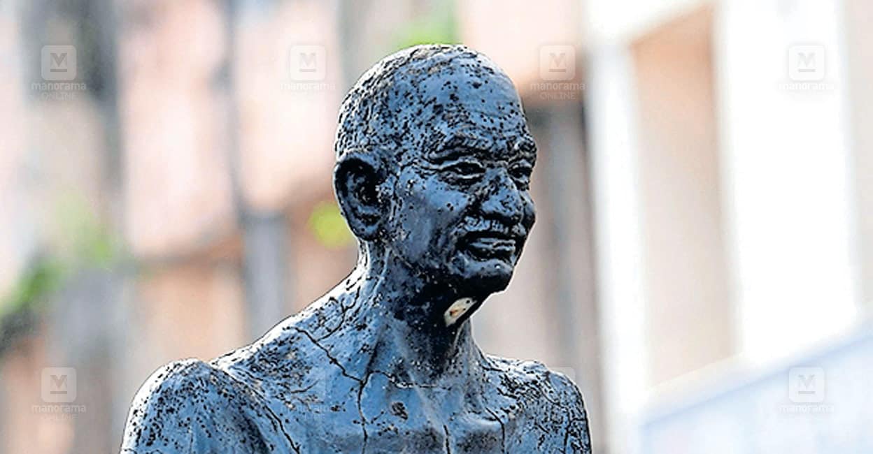 Ahead of Independence Day, thieves steal spectacles on Gandhi statue in Pathanamthitta