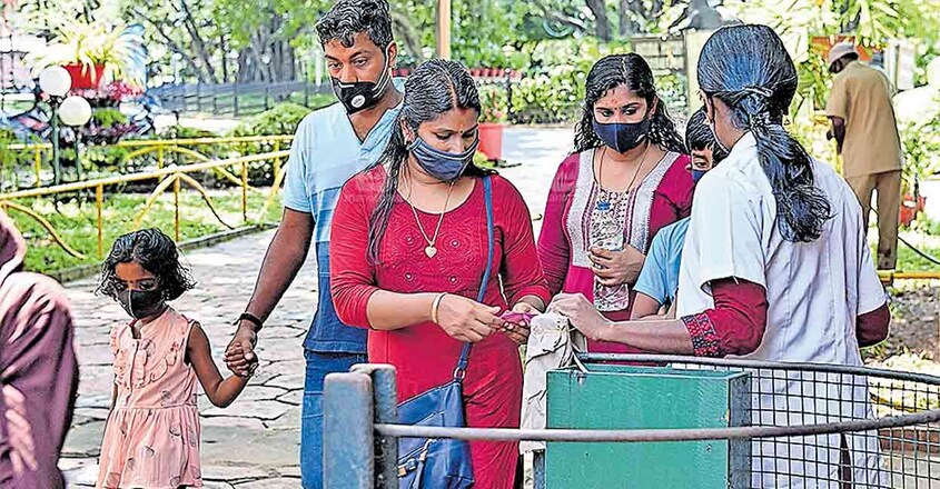 കോവിഡ് നിയന്ത്രണങ്ങളുടെ ഭാഗമായി ഏറെക്കാലം അടച്ചിട്ടിരുന്ന തിരുവനന്തപുരം മൃഗശാല ഇന്നലെ മുതൽ വീണ്ടും തുറന്നപ്പോൾ എത്തിയ സന്ദർശകർ. കോവിഡ് നിയന്ത്രണങ്ങളുടെ ഭാഗമായി ഏറെക്കാലം അടച്ചിട്ടിരുന്ന തിരുവനന്തപുരം മൃഗശാല ഇന്നലെ മുതൽ വീണ്ടും തുറന്നപ്പോൾ എത്തിയ സന്ദർശകർ.