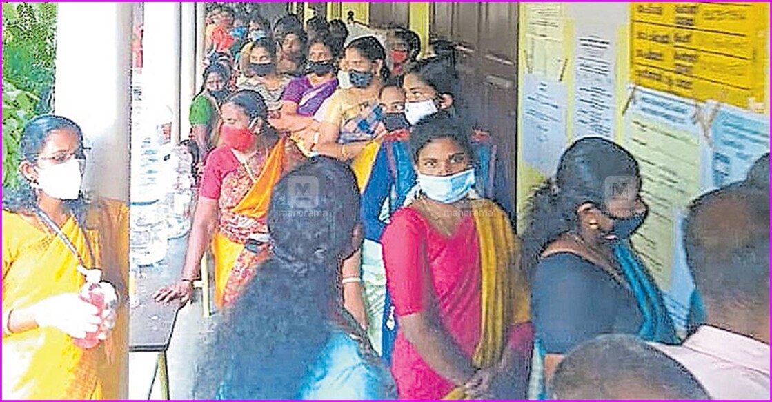 trivandrum-uzhamalakkal-panchyat-voters ഉഴമലയ്ക്കൽ പഞ്ചായത്തിലെ ചക്രപാണിപുരം എസ്എൻഎച്ച്എസ്എസിലെ 81-ാം നമ്പർ പോളിങ് സ്റ്റേഷനിൽ വോട്ട് ചെയ്യാൻ എത്തിയ സ്ത്രീകളുടെ നിര.