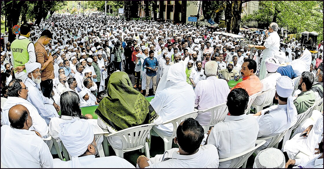 ഏക സിവിൽ കോഡിനെതിരെ ദക്ഷിണ കേരള ജംഇയ്യത്തുൽ ഉലമ സംസ്ഥാന സമിതി സംഘടിപ്പിച്ച രാജ്ഭവൻ മാർച്ച് ഇ.ടി.മുഹമ്മദ് ബഷീർ എംപി ഉദ്ഘാടനം ചെയ്യുന്നു. പാങ്ങോട് എ.കമറുദ്ദീൻ മൗലവി, കെ.എച്ച്.മുഹമ്മദ് മൗലവി, പന്ന്യൻ രവീന്ദ്രൻ, ഒ.അബ്ദുറഹ്മാൻ മൗലവി, കെ.പി.അബൂബക്കർ ഹസ്രത്ത്, കെ.ടി.മുഹമ്മദ്, എൻ.കെ.പ്രേമചന്ദ്രൻ എംപി, തൊടിയൂർ മുഹമ്മദ്കുഞ്ഞ് മൗലവി, കടയ്ക്കൽ അബ്ദുൽ അസീസ് മൗലവി, മുത്തുക്കോയ തങ്ങൾ തുടങ്ങിയവർ മുൻനിരയിൽ.  