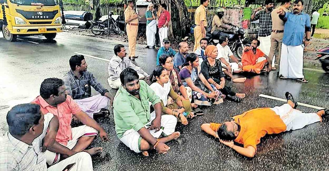 ബിജെപി പ്രവർത്തകർ തൂങ്ങാംപാറ യിൽ കാട്ടാക്കട– ബാലരാമപുരം റോഡ് ഉപരോധിക്കുന്നു.  
