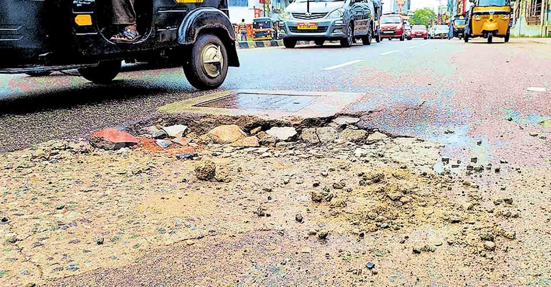 തിരുവനന്തപുരത്ത് അരിസ്റ്റോ ജംക്‌ഷനടുത്തുള്ള റോഡ് പൊട്ടിപ്പൊളിഞ്ഞ നിലയിൽ. ഇതുവഴിയുള്ള സുവിജ് ലൈൻ നന്നാക്കിയ ശേഷം റോഡ് കോൺക്രീറ്റ് ചെയ്തത് ഇപ്പോൾ താഴ്ന്നുപോയ നിലയിലാണ്.  