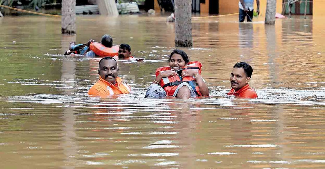  കനത്ത മഴയെ തുടർന്ന് തിരുവനന്തപുരം ഗൗരീശപട്ടത്തെ വീടുകളിൽ വെള്ളം കയറിയപ്പോൾ അഗ്നിരക്ഷാ സേനയെത്തി രക്ഷാപ്രവർത്തനം നടത്തുന്നു.
