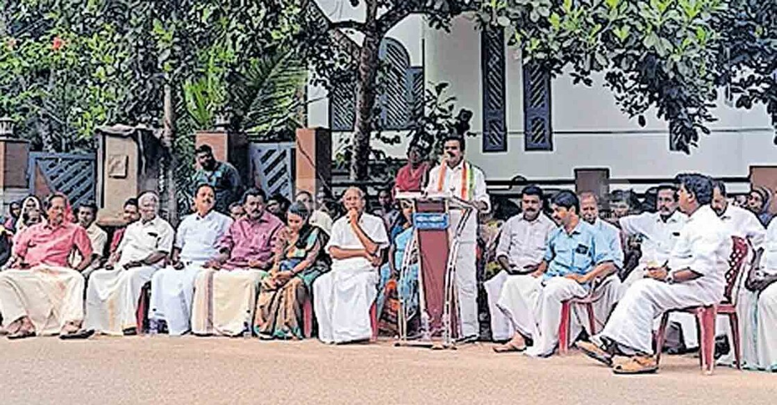 കുറ്റിച്ചൽ പഞ്ചായത്ത് ഓഫിസിനു മുന്നിൽ നടന്ന കോൺഗ്രസ് ധർണ ഡിസിസി വൈസ് പ്രസിഡന്റ് എസ്.ജലീൽമുഹമ്മദ്
ഉദ്ഘാടനം ചെയ്യുന്നു.  
