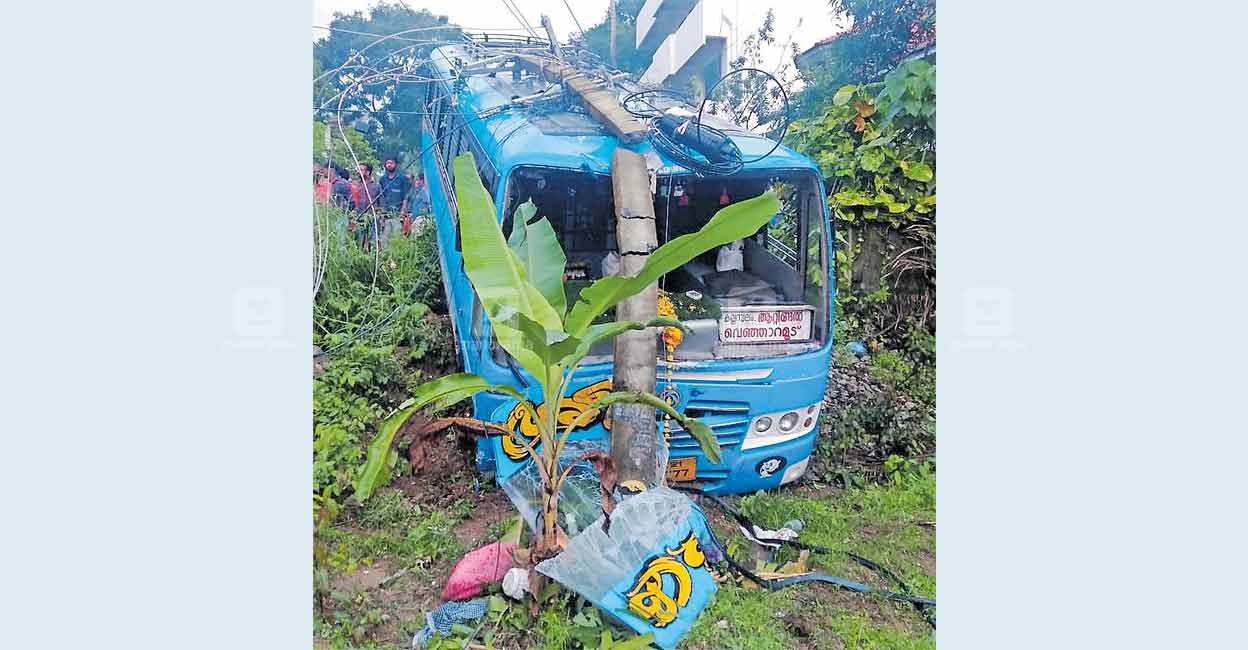 Bus Accident in Venjaramood: 11 Passengers Injured in High-Speed Collision