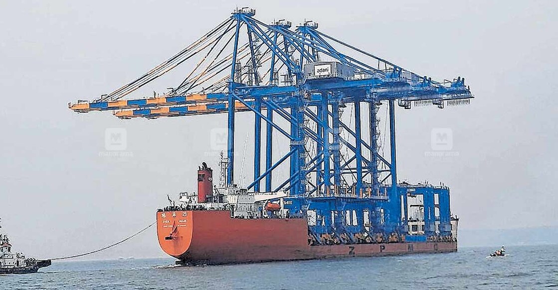 വിഴിഞ്ഞം രാജ്യാന്തര തുറമുഖത്തേക്കു ക്രെയിനുമായി ചൈനയിൽ നിന്നു എത്തിയ രണ്ടാമത്തെ കപ്പലായ ഷെൻഹുവ 29 നെ ടഗുകളുടെ നേതൃത്വത്തിൽ തുറമുഖ ബെർത്തിലേക്ക് ആനയിക്കുന്നു.  
