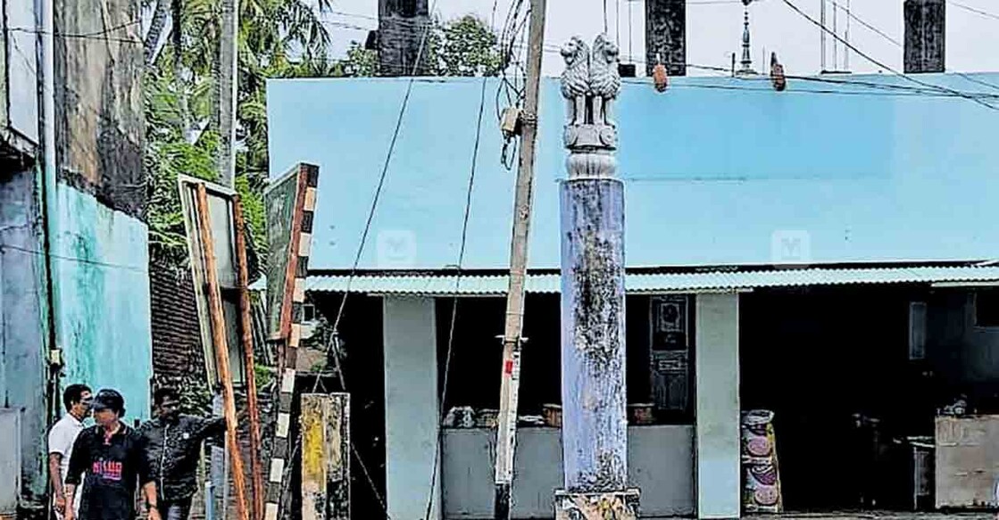 കളിയിക്കാവിള അതിർത്തിയിൽ കേരളപ്പിറവിയുടെ ഒ‍ാർമയ്ക്കായി സ്ഥാപിച്ച അശോകസ്തംഭം പതിച്ച സ്തൂപം തകർന്ന നിലയിൽ. 
