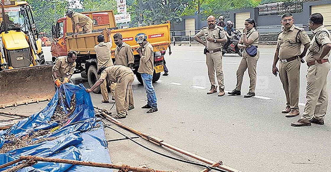 കാര്യവട്ടം ക്യാംപസിനു മുൻപിൽ നടപ്പാത കൈയ്യേറി സ്ഥാപിച്ച കടകൾ നഗരസഭ അധികൃതർ പൊലീസിന്റെ സഹായത്തോടെ പൊളിച്ചു നീക്കുന്നു  