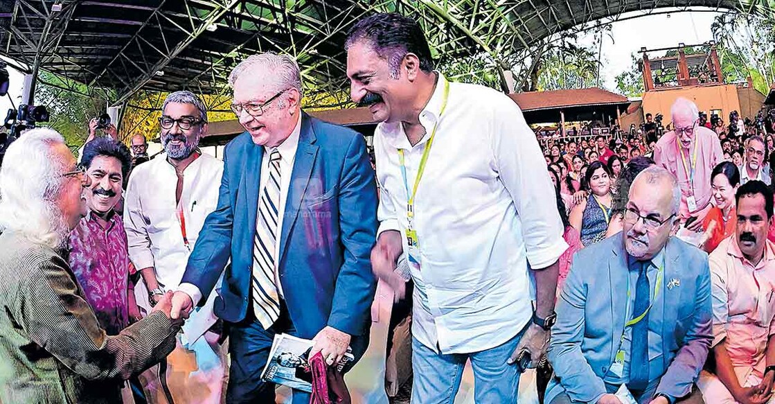 മലയാളത്തിന്റെ അഭിനന്ദനം...
കേരള രാജ്യാന്തര ചലച്ചിത്ര മേളയിലെ ലൈഫ് ടൈം അച്ചീവ്മെന്റ് അവാർഡ് നേടിയ പോളിഷ് സംവിധായകൻ ക്രിസ്തോഫ് സനൂസിയെ അഭിനന്ദിക്കുന്ന സംവിധായകൻ അടൂർ ഗോപാലകൃഷ്ണൻ. ചലച്ചിത്ര അക്കാദമി വൈസ് ചെയർമാൻ പ്രേംകുമാർ, ചെയർമാൻ രഞ്ജിത്ത്, നടൻ പ്രകാശ് രാജ്, ക്യൂബയുടെ ഇന്ത്യൻ സ്ഥാനപതി അലെഹന്ദ്രോ സിമാൻകാസ്, ജില്ലാ പഞ്ചായത്ത് പ്രസിഡന്റ് ഡി. സുരേഷ്കുമാർ എന്നിവർ സമീപം.  