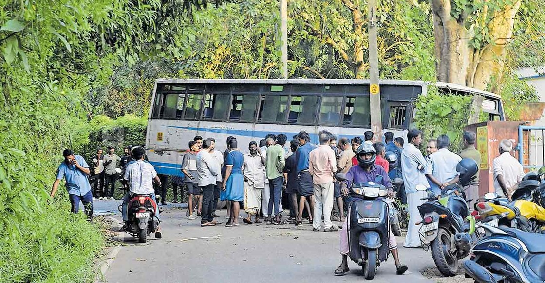 അരുവിക്കരയിൽ കെഎസ്ആർടിസി ബസും ബൈക്കു കൂട്ടിയിടിച്ച് രണ്ടു യുവാക്കൾ മരിച്ച സ്ഥലം.  