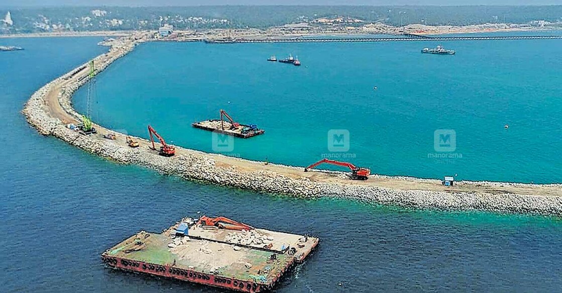 thiruvananthapuram-vizhinjam വിഴിഞ്ഞം രാജ്യാന്തര തുറമുഖത്തോടനുബന്ധിച്ച പുലിമുട്ടു നിർമാണ പുരോഗതി.