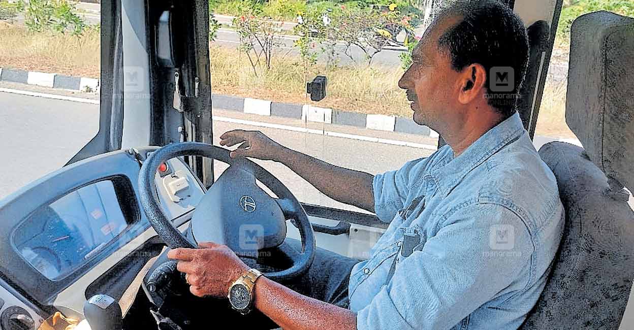 സ്കൂൾ ബസ് ഓടിച്ച് വീട്ടിലേക്ക്;വിരമിക്കൽ ദിനത്തിലും ജോയ്ജേക്കബ് ...