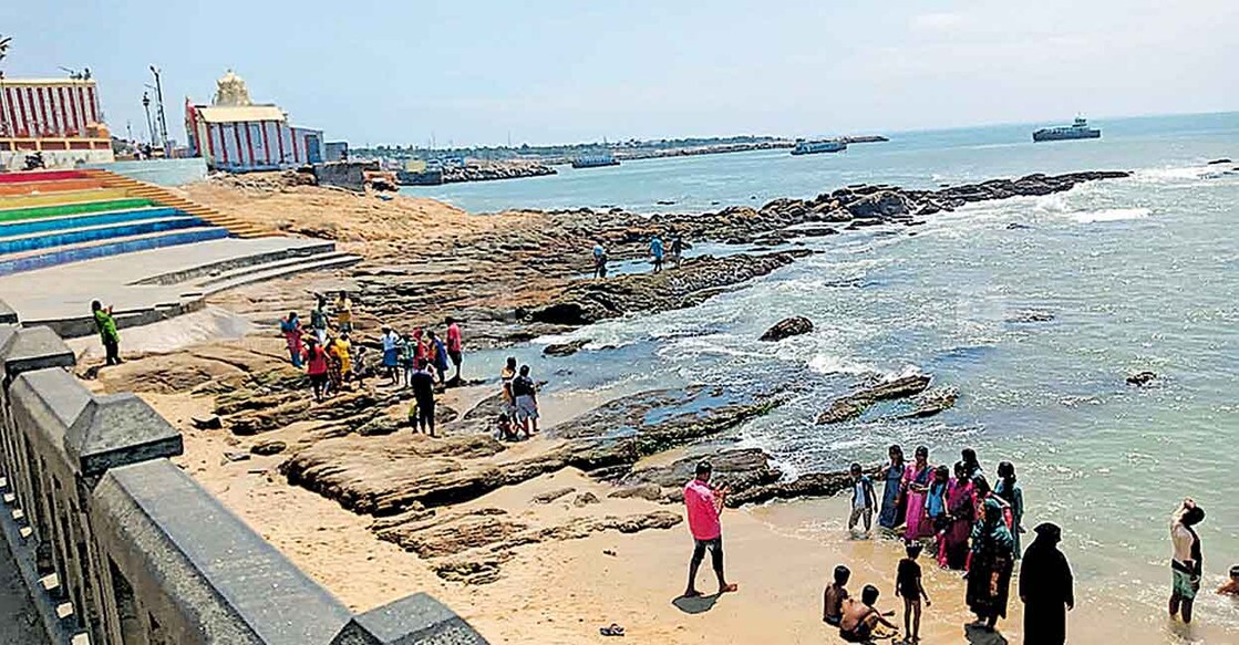 thiruvanthupuram-sea കന്യാകുമാരിയിൽ ഇന്നലെ കടൽ ഉൾവലിഞ്ഞപ്പോൾ
