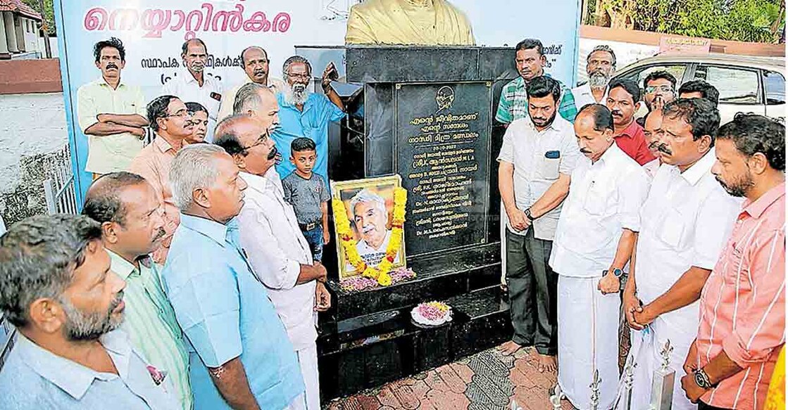 ഗാന്ധി മിത്ര മണ്ഡലത്തിന്റെയും പി.ഗോപിനാഥൻ നായർ നാഷനൽ ഫൗണ്ടേഷന്റെയും നേതൃത്വത്തിൽ നടത്തിയ ഉമ്മൻചാണ്ടി അനുസ്മരണം കെൽപാം ചെയർമാൻ എസ്.സുരേഷ് കുമാർ ഉദ്ഘാടനം ചെയ്യുന്നു  