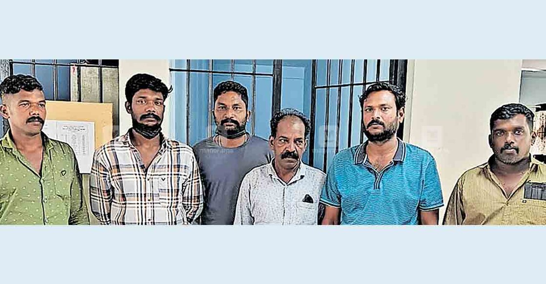 thiruvananthapuram-attack-on-road-sellers ആറ്റിപ്ര സോണൽ ഓഫിസിനു സമീപം കുളത്തൂർ മാർക്കറ്റിനു മുൻപിൽ റോഡിൽ കച്ചവടം നടത്തിയ ഷാനുവിനെ ക്രൂരമായി ആക്രമിച്ചു പരുക്കേൽപിച്ച കേസിൽ അറസ്റ്റിലായ കൃഷ്ണപ്രസാദ്,വിജേഷ്,ശിവപ്രസാദ്,ഷാജി,അബ്ജി, രഞ്ജിത്ത്