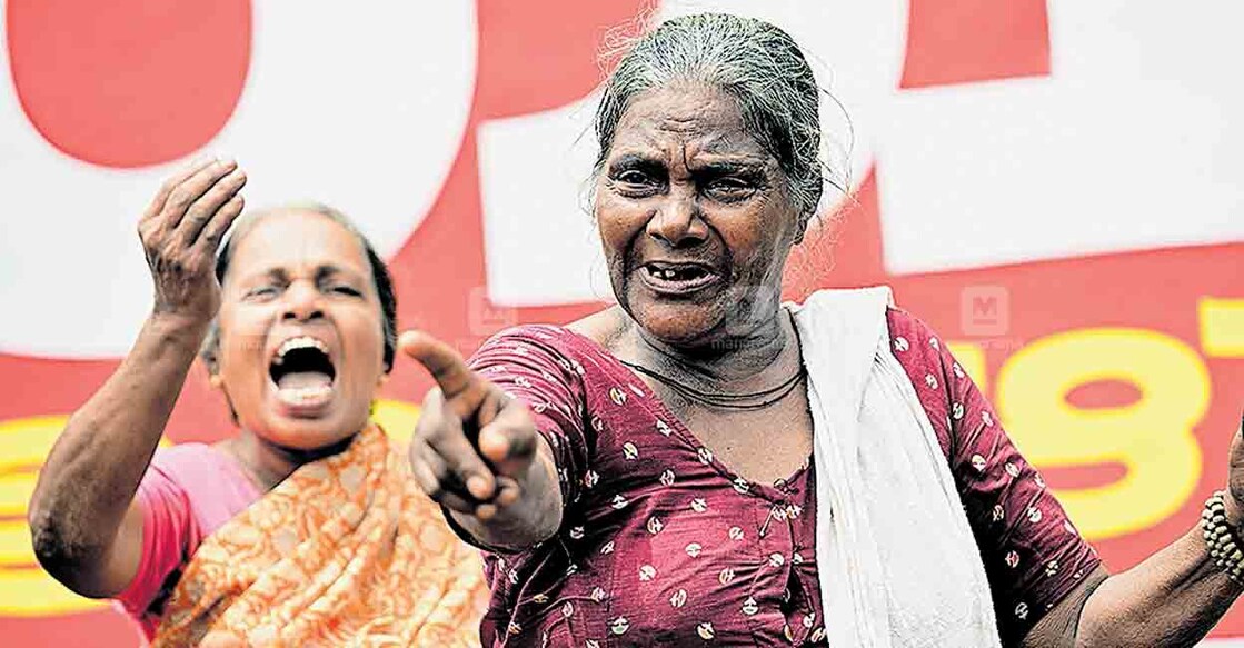 road-side-traders തിരുമല പുത്തൻകട ജംക്ഷനിൽ ചായക്കട നടത്തിയിരുന്ന ഓടാൻകുഴി സ്വദേശിനി കോമളവല്ലിയും മീൻ വിറ്റ് ഉപജീവന മാർഗം കണ്ടെത്തിയിരുന്ന പൂന്തുറ സ്വദേശിനി റോസമ്മയും വിഷമം താങ്ങാനാവാതെ വിതുമ്പുന്നു.