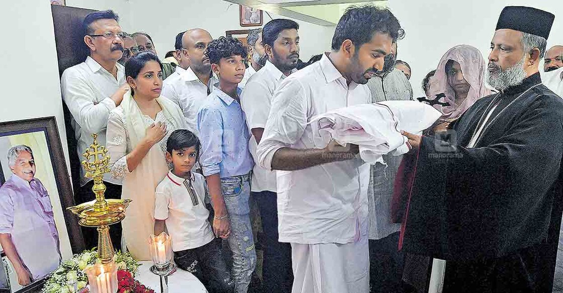 മുൻ മുഖ്യമന്ത്രി ഉമ്മൻ ചാണ്ടിയുടെ 41ാം ചരമദിനമായ ഇന്നലെ തിരുവനന്തപുരത്തെ പുതുപ്പള്ളി ഹൗസിൽ കട്ടിലിൽ വിരിച്ചിരുന്ന വിരി പ്രാർഥനാചടങ്ങുകൾക്കു ശേഷം ഉമ്മൻ ചാണ്ടിയുടെ മകൻ ചാണ്ടി ഉമ്മന് ഡോ.ജോസഫ് സാമുവൽ കറുകയിൽ കോറെപ്പിസ്കോപ്പ കൈമാറുന്നു. ഉമ്മൻചാണ്ടിയുടെ മക്കളായ അച്ചു ഉമ്മൻ, മറിയ, ഭാര്യ മറിയാമ്മ തുടങ്ങിയവരും കുടുംബാംഗങ്ങളും സമീപം. 