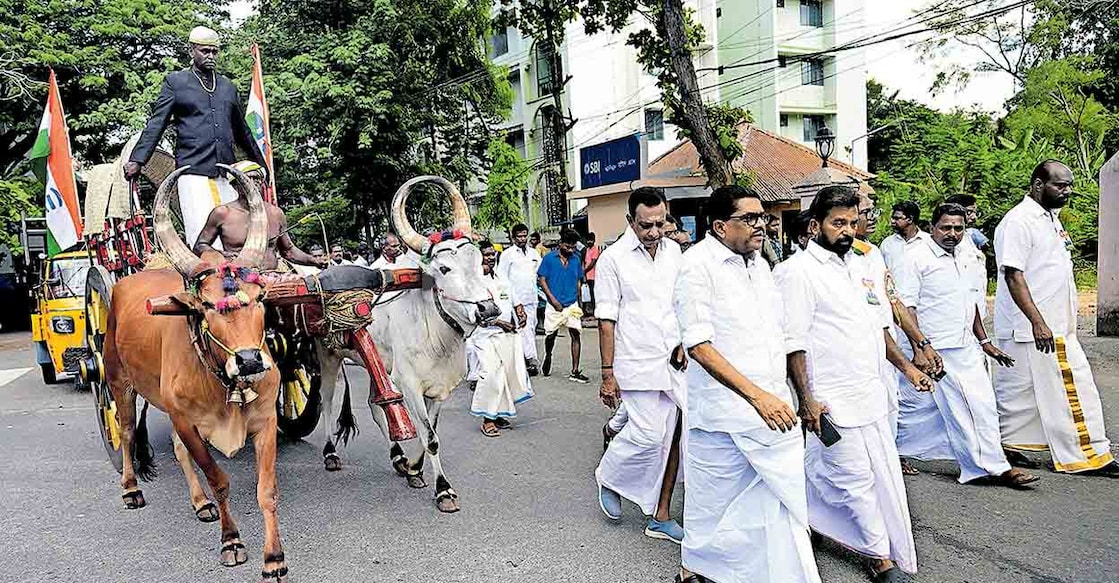 അയ്യങ്കാളി ജയന്തിയോട് അനുബന്ധിച്ചു ദളിത് കോൺഗ്രസ് സംസ്ഥാന കമ്മിറ്റിയുടെ നേതൃത്വത്തിൽ നടത്തിയ വില്ല് വണ്ടി യാത്ര ഉദ്ഘാടനം ചെയ്ത ശേഷം വി.എം.സുധീരൻ യാത്രയിൽ പങ്ക് ചേർന്നപ്പോൾ. 								ചിത്രം: മനോരമ  
