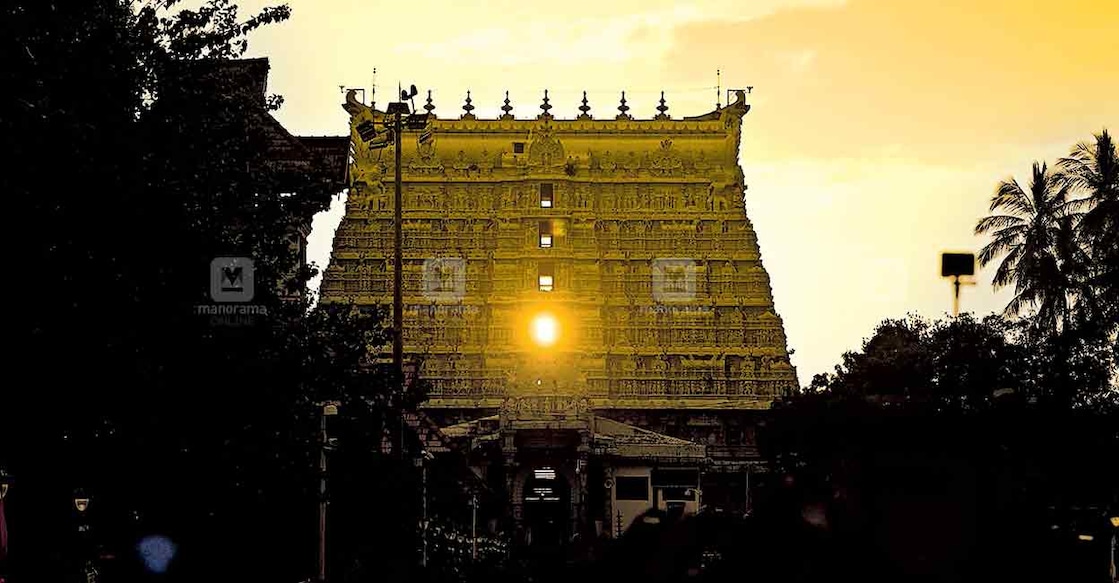 sree-padmanabhaswamy-temple-thiruvananthapuram വിഷുവം ദിവസങ്ങളിലൊന്നായ ഇന്നലെ തിരുവനന്തപുരം ശ്രീപത്മനാഭ സ്വാമി ക്ഷേത്രത്തിന്റെ ഗോപുരവാതിലിലൂടെ അസ്തമയ സൂര്യൻ തെളിഞ്ഞപ്പോൾ. വിഷുവം ദിവസങ്ങളിൽ ക്ഷേത്രത്തിനു മുന്നിൽ നിന്നാൽ എല്ലാ ഗോപുര വാതിലിലൂടെയും അസ്തമയ സൂര്യൻ കടന്നുപോകുന്നത് കാണാൻ കഴിയും. ഈ പ്രത്യേകതകളോടെയാണ് ക്ഷേത്രം നിർമിച്ചിരിക്കുന്നത്. ചിത്രം: മനോജ് ചേമഞ്ചേരി∙മനോരമ