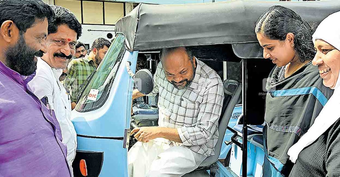 തിരുവനന്തപുരം കോർപറേഷനിൽ ഇ–ഓട്ടോ വിതരണച്ചടങ്ങിൽ മന്ത്രി പി.രാജീവ് ഡ്രൈവറുടെ സീറ്റിൽ. ഡപ്യൂട്ടി മേയർ പി.കെ.രാജു, കൗൺസിലർ എം.ആർ.ഗോപൻ, മേയർ ആര്യ രാജേന്ദ്രൻ തുടങ്ങിയവർ സമീപം.     