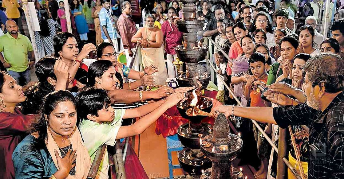 നവരാത്രി ആഘോഷത്തോടനുബന്ധിച്ച് പൂജപ്പുര സരസ്വതീ ദേവീക്ഷേത്രത്തിൽ ദർശനത്തിനെത്തിയ ഭക്തർ.  ചിത്രം: മനോരമ