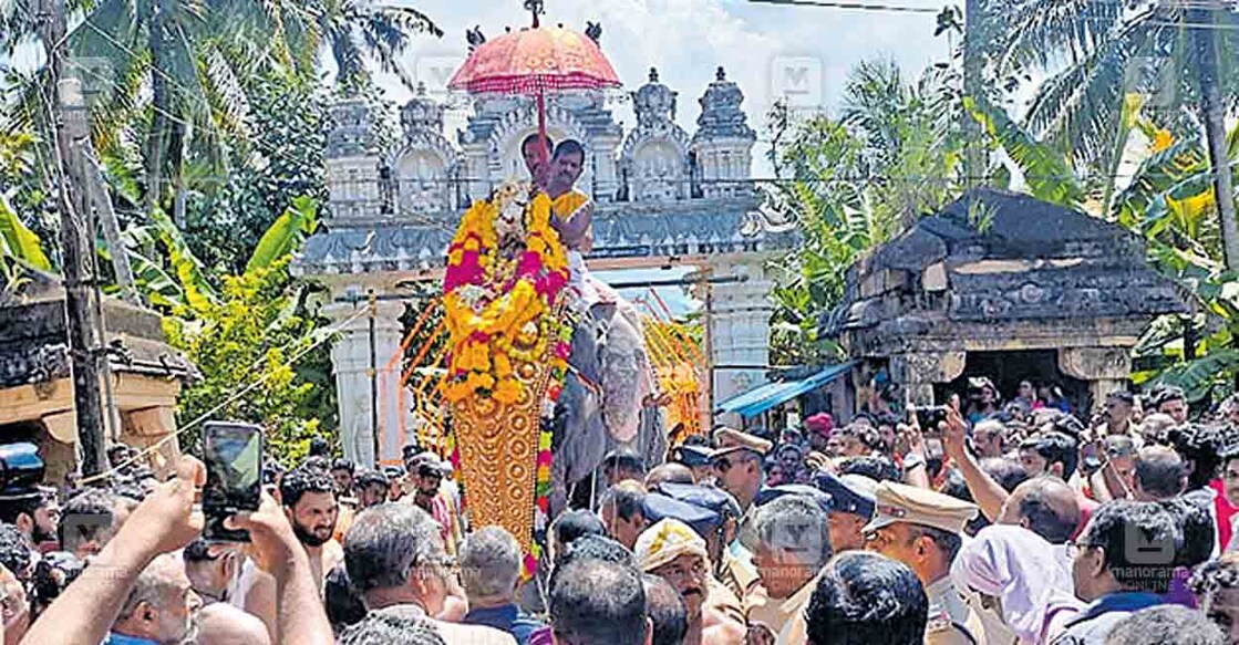 thiruvananthapuram-temple പത്മനാഭപുരം കൊട്ടാരത്തിൽ നിന്ന് തിരുവനന്തപുരത്തേക്ക് പുറപ്പെട്ട നവരാത്രി വിഗ്രഹ ഘോഷയാത്രയ്ക്ക് തക്കല കേരളപുരം അതിശയവിനായകർ, മഹാദേവർ ക്ഷേത്രത്തിൽ നാട്ടുകാരുടെ നേതൃത്വത്തിൽ സ്വീകരണം നൽകിയപ്പോൾ. രാവിലെ 10.30ന് എത്തിച്ചേർന്ന ഘോഷയാത്ര ഉച്ചഭക്ഷണത്തിന് ശേഷം ഉച്ചയ്ക്ക് രണ്ടു മണിയോടെ കുഴിത്തുറയ്ക്ക് തിരിച്ചു..