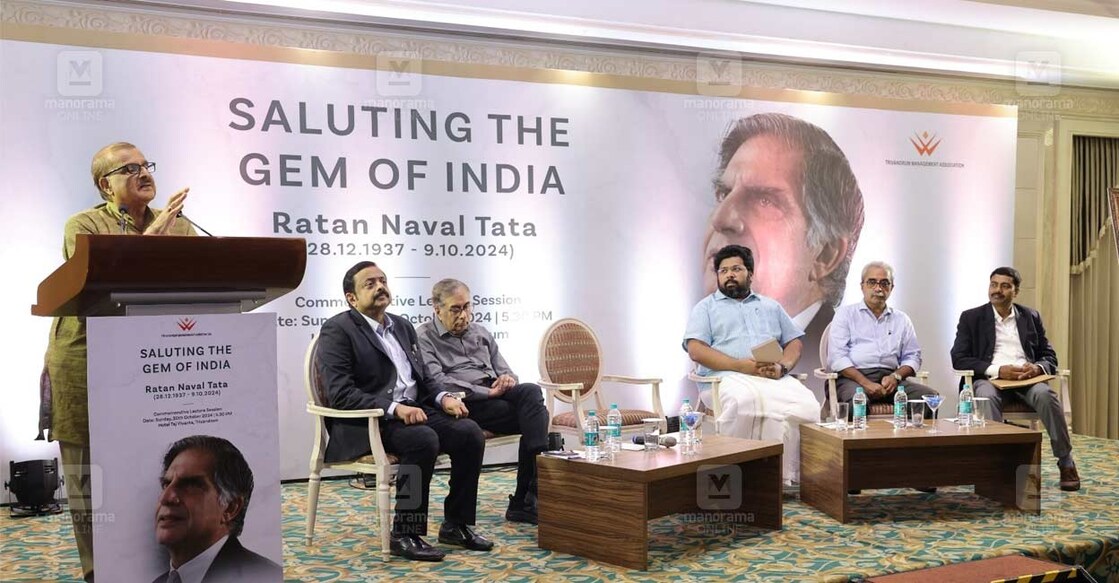saluting-ratan-tata ട്രിവാൻഡ്രം മാനേജ്മെന്റ് അസോസിയേഷൻ നടത്തിയ രത്തൻ ടാറ്റ അനുസ്മരണത്തിൽ മുൻ കാബിനറ്റ് സെക്രട്ടറിയും ടാറ്റാ കമ്പനീസ് മുൻ ബോർഡ് അംഗവുമായ കെ.എം. ചന്ദ്രശേഖർ സംസാരിക്കുന്നു. ടിഎംഎ പ്രസിഡന്റ് ജി. ഉണ്ണിക്കൃഷ്ണൻ, മുൻ ഏവിയേഷൻ സെക്രട്ടറി മാധവൻ നമ്പ്യാർ, മുൻ എംഎൽഎ കെ.എസ്. ശബരീനാഥ്, ടിസിഎസ് വൈസ് പ്രസിഡന്റും കേരള മേധാവിയുമായ ദിനേശ് പി. തമ്പി, ടിഎംഎ സെക്രട്ടറി ഉണ്ണിക്കൃഷ്ണൻ ഗോപിനാഥ് എന്നിവർ വേദിയിൽ.