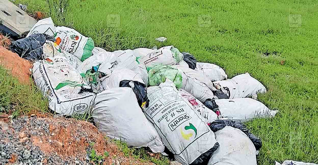 മണമ്പൂർ ക്ഷേത്രം, ആശുപത്രി പരിസരത്ത് മാലിന്യം തള്ളൽ | Kallambalam ...