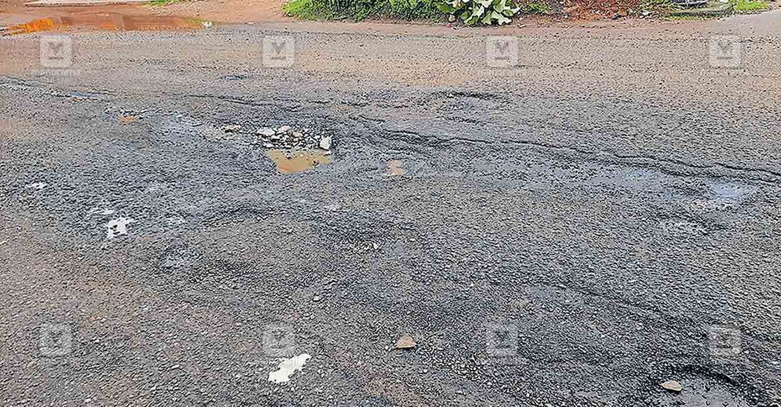 കളിയിക്കാവിള–കന്യാകുമാരി ദേശീയപാതയിൽ തക്കലയ്ക്ക് സമീപം മണലിയിൽ റോഡ് തകർന്ന നിലയിൽ  
