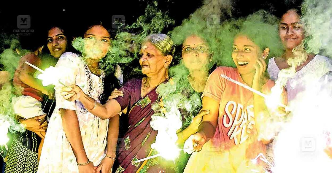 trivandrum-deepavali ഐശ്വര്യത്തിന്റെയും പ്രതീക്ഷയുടെയും ദീപാവലി തലേന്ന് പൂത്തിരികളുമായി ആഹ്ലാദം പങ്കിടുന്നവർ. തിരുവനന്തപുരം വലിയശാലയിൽ നിന്നുള്ള കാഴ്ച.
ചിത്രം: റിങ്കുരാജ് മട്ടാഞ്ചേരിയിൽ / മനോരമ