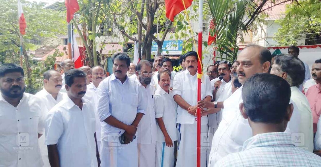 കേരള കോണ്‍ഗ്രസ് പാര്‍ട്ടിയുടെ 60–ാം ജന്മദിനത്തോട് അനുബന്ധിച്ച് മന്ത്രി റോഷി അഗസ്റ്റിന്‍ ജഗതി ഡിപിഐ ജംക്‌ഷനില്‍ പാര്‍ട്ടി പതാക ഉയര്‍ത്തുന്നു.