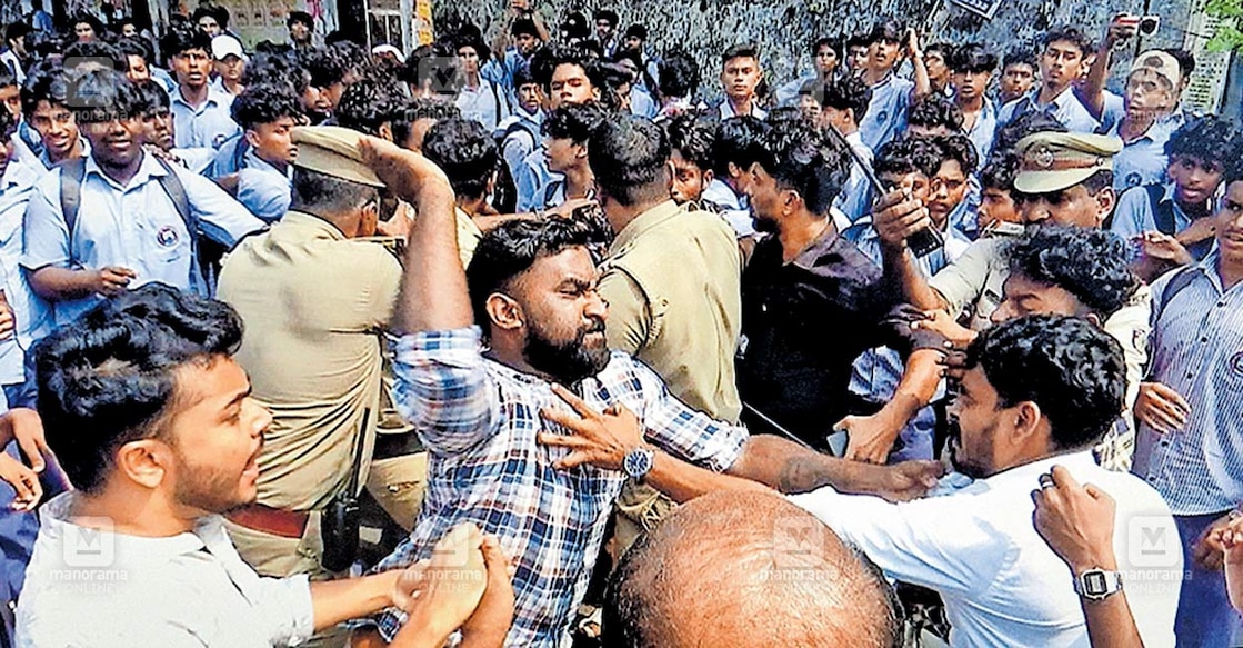 students-strike എസ്എംവി സ്കൂളിനു മുന്നിൽ ബാറിനെതിരെ നടത്തിയ സമരത്തിനിടെയുണ്ടായ സംഘർഷം.