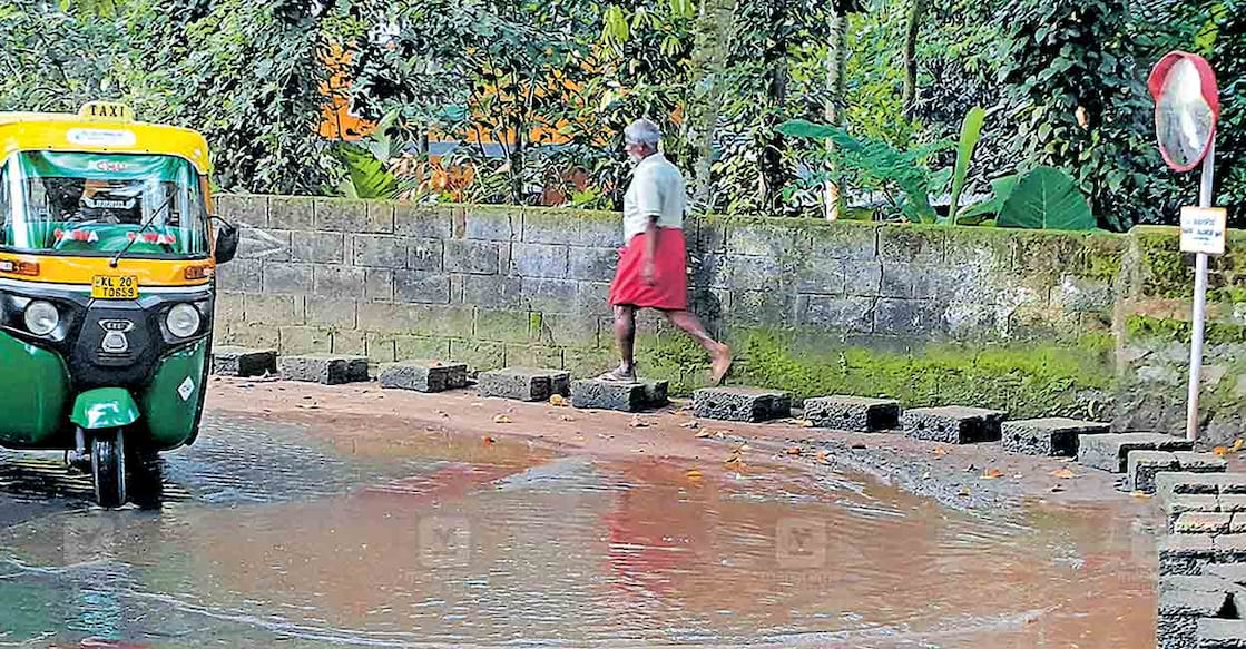 waterlogging-vizhinjam-road തെന്നൂർക്കോണം -ഞാറവിള– കരയടിവിളറോഡ്.