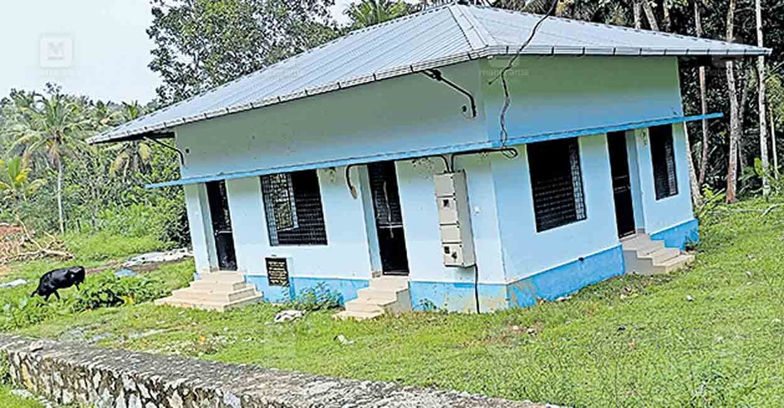 പ്ലാസ്റ്റിക് കവറുകളുടെ സംസ്കരണത്തിനു പാറശാല ബ്ലോക്ക് പഞ്ചായത്ത് പഴയഉച്ചക്കട വാർഡിൽ നിർമിച്ച ആർആർഎഫ് കേന്ദ്രം. കെട്ടിട നിർമാണവും യന്ത്രങ്ങളും സജ്ജികരിച്ച് മാസങ്ങൾ കഴിഞ്ഞിട്ടും ഇനിയും പ്രവർത്തനം ആരംഭിച്ചിട്ടില്ല.