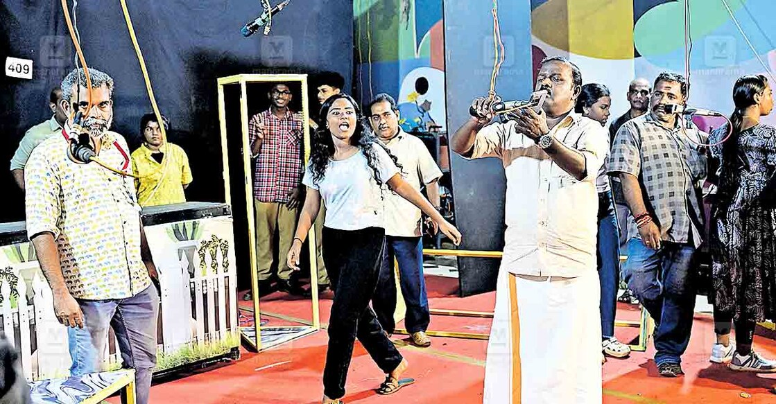 ns8-school-kalolsavam-mike-issue ശബ്ദ സംവിധാനത്തിലെ അപാകത മൂലം ഹയർ സെക്കൻഡറി വിഭാഗം നാടകം നടക്കുന്ന വേദിയിൽ മത്സരം നിർത്തിവച്ചപ്പോൾ.
