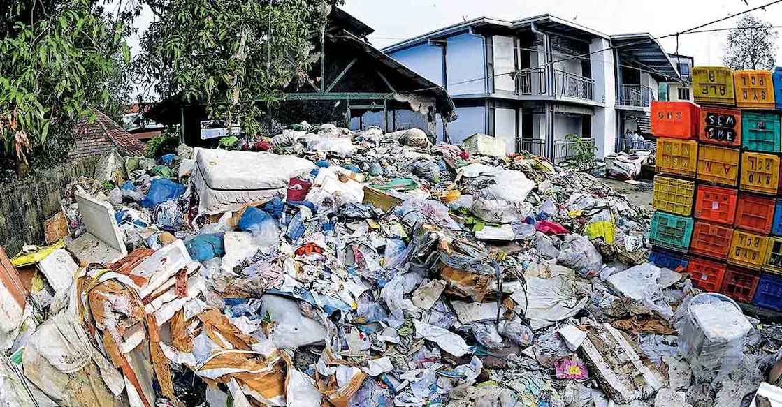 thiruvananthapuram-garbage-connemara-marke പാളയം കണ്ണിമേറ മാർക്കറ്റിലെ താൽക്കാലിക പുനരധിവാസ കേന്ദ്രത്തിന് സമീപത്തായി അറവുമാലിന്യങ്ങളും മത്സ്യ, പച്ചക്കറി മാലിന്യങ്ങളും കൂമ്പാരമായി കിടക്കുന്നു. ചിത്രം: മനോരമ
