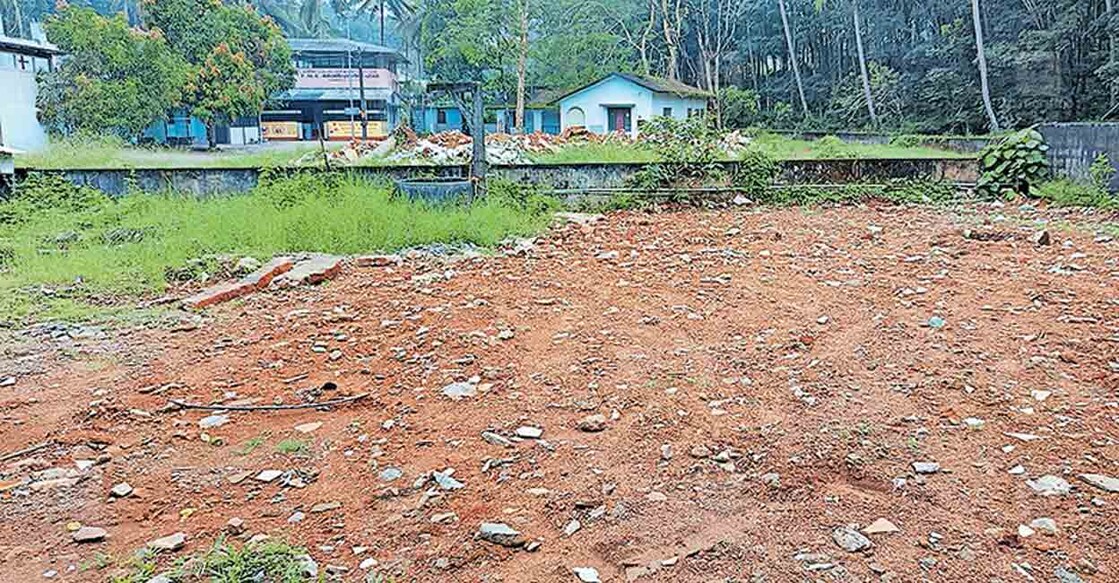 thiruvananthapuran-site-peringamala-smart-village-office-building പെരിങ്ങമ്മല സ്മാർട്ട് വില്ലേജ് ഓഫിസ് മന്ദിരം നിർമിക്കാനായി നിലവിലെ കെട്ടിടം പൊളിച്ചു മാറ്റിയ സ്ഥലം. മാസങ്ങളായിട്ടും പണി തുടങ്ങിയിട്ടില്ല. പൊളിച്ചതിന്റെ അവശിഷ്ടം സമീപത്തെ പ്രാഥമികാരോഗ്യ കേന്ദ്രത്തിന്റെ കോംപൗണ്ടിൽ തള്ളിയിരിക്കുന്നതും കാണാം.