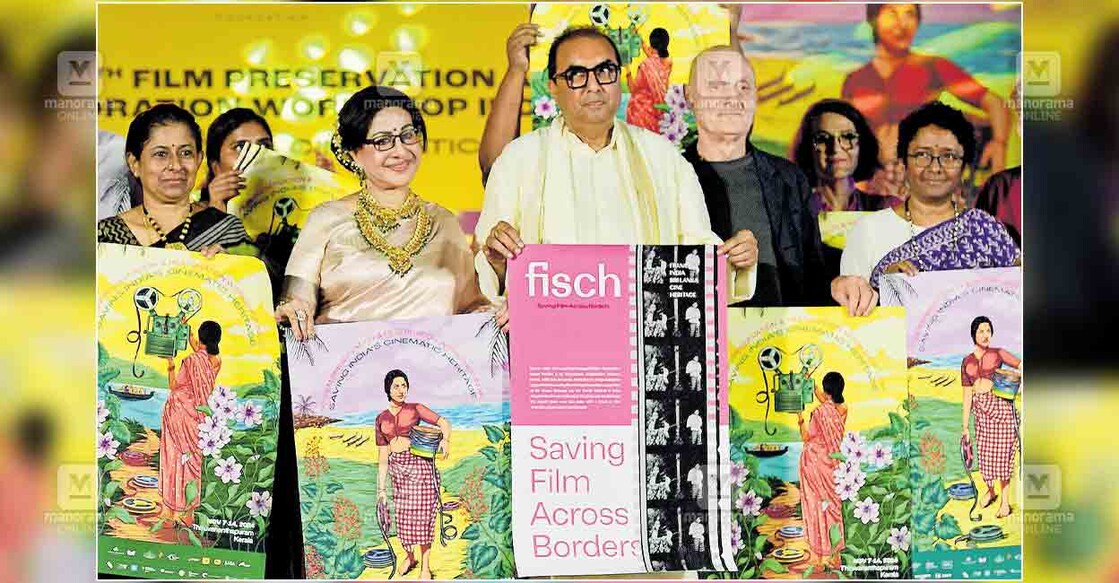 തിരുവനന്തപുരത്ത് ഫിലിം ഹെറിറ്റേജ് ഫൗണ്ടേഷന്റെ നേതൃത്വത്തിൽ നടക്കുന്ന ചലച്ചിത്ര സംരക്ഷണ ശിൽപശാലയുടെ ഉദ്ഘാടനത്തോടനുബന്ധിച്ച് പോസ്റ്റർ പ്രകാശനം ചെയ്യുന്ന നടിമാരായ ജലജ, ഷീല, ഫിലിം ഹെറിറ്റേജ് ഫൗണ്ടേഷൻ സ്ഥാപകൻ ശിവേന്ദ്ര സിങ് ദുംഗാർപൂർ, ഡേവിഡ് വാൽഷ്, ചീഫ് സെക്രട്ടറി ശാരദ മുരളീധരൻ എന്നിവർ. ചിത്രം:മനോരമ  