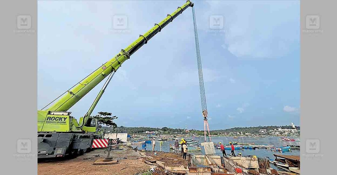 vizhinjam-cost-guard-berth വിഴിഞ്ഞം കോസ്റ്റ് ഗാർഡിനായി പണിയുന്ന പുതിയ ബെർത്തു
നിർമാണത്തിന്റെ ഭാഗമായി കഴിഞ്ഞ ദിവസം കൂറ്റൻ ക്രെയിൻ
എത്തിച്ചപ്പോൾ.