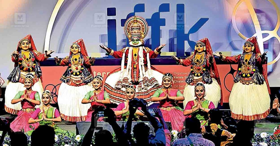 രാജ്യാന്തര ചലച്ചിത്ര മേളയുടെ ഉദ്ഘാടനത്തോടനുബന്ധിച്ച് കേരള കലാമണ്ഡലം വിദ്യാർഥികൾ അവതരിപ്പിച്ച സ്വാഗതനൃത്തം. ചിത്രം: മനോരമ  
