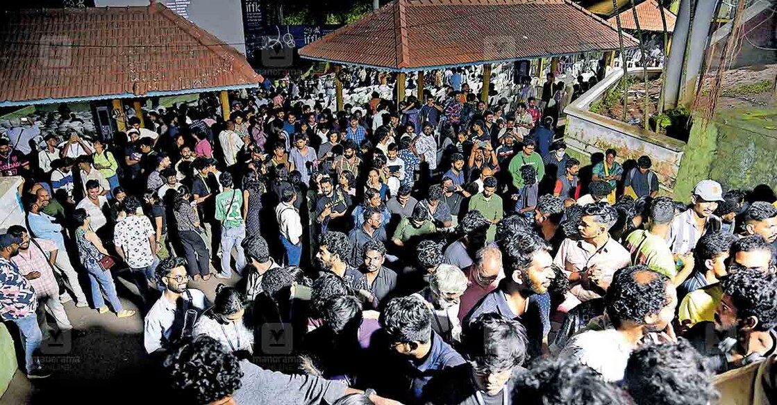 കൊറാലീ ഫർഗേറ്റ് സംവിധാനം ചെയ്ത ‘ദി സബ്സ്റ്റാൻസ്’ സിനിമ കണ്ടു ഇന്നലെ പുലർച്ചെ ഒന്നരയോകൂടി നിശാഗന്ധിയിൽ നിന്ന് 
മടങ്ങുന്നവർ. ചിത്രം:മനോരമ  