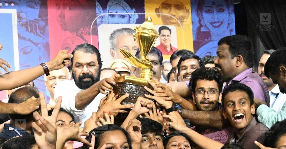 kozhikode-district-team-with-overal-trophy kozhikode-district-team-with-overal-trophy