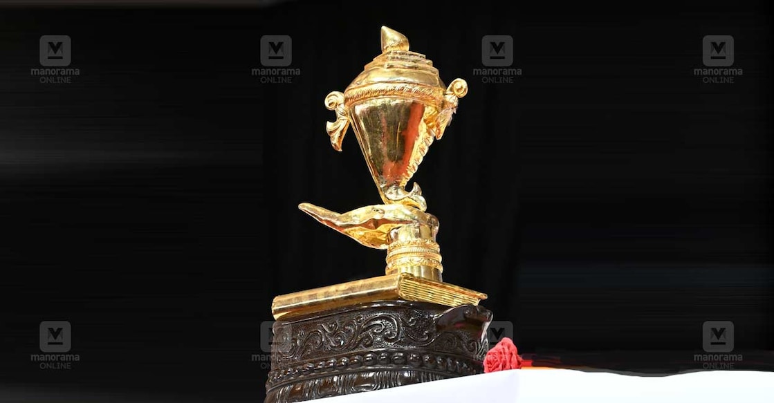 school-youth-festival-golden-trophy സംസ്ഥാന സ്കൂൾ കലോത്സവത്തിൽ ഓവറോള് കിരീടം നേടുന്ന ടീമിന് നൽകുന്ന സ്വർണ കപ്പ്.ചിത്രം: ശ്രീലക്ഷ്മി ശിവദാസ് / മനോരമ