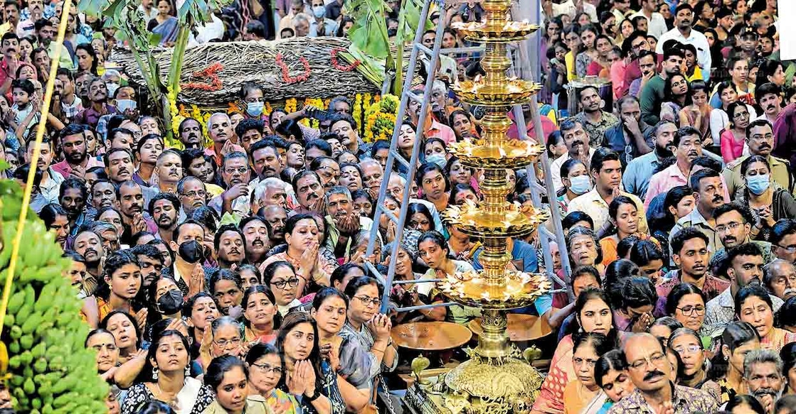 trivandrum-pongala ആറ്റുകാൽ ഭഗവതി ക്ഷേത്രത്തിലെ പൊങ്കാല ഉത്സവത്തോടനുബന്ധിച്ച് ക്ഷേത്ര നടയിൽ ദീപാരാധന തൊഴുന്ന ഭക്തജനങ്ങൾ. നാളെയാണ് ആറ്റുകാൽ പൊങ്കാല.